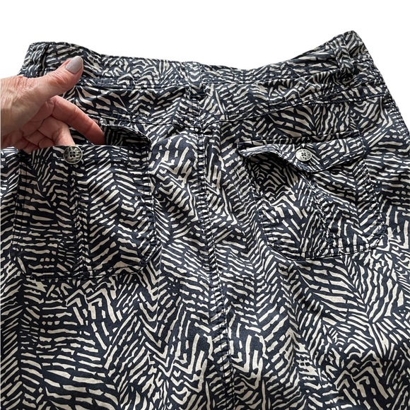 Lee woman’s skort size M black & white. Skirt and shorts in one. - Picture 3 of 8